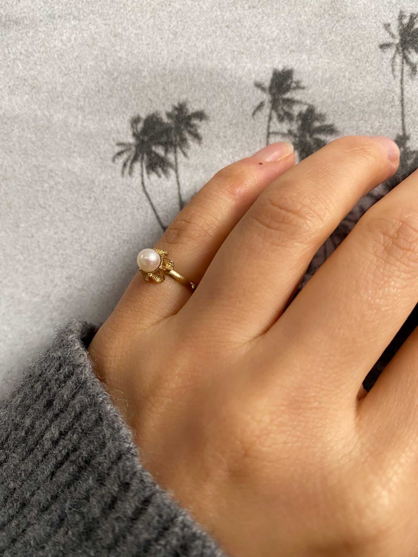 18 carat gold pearl flower ring
