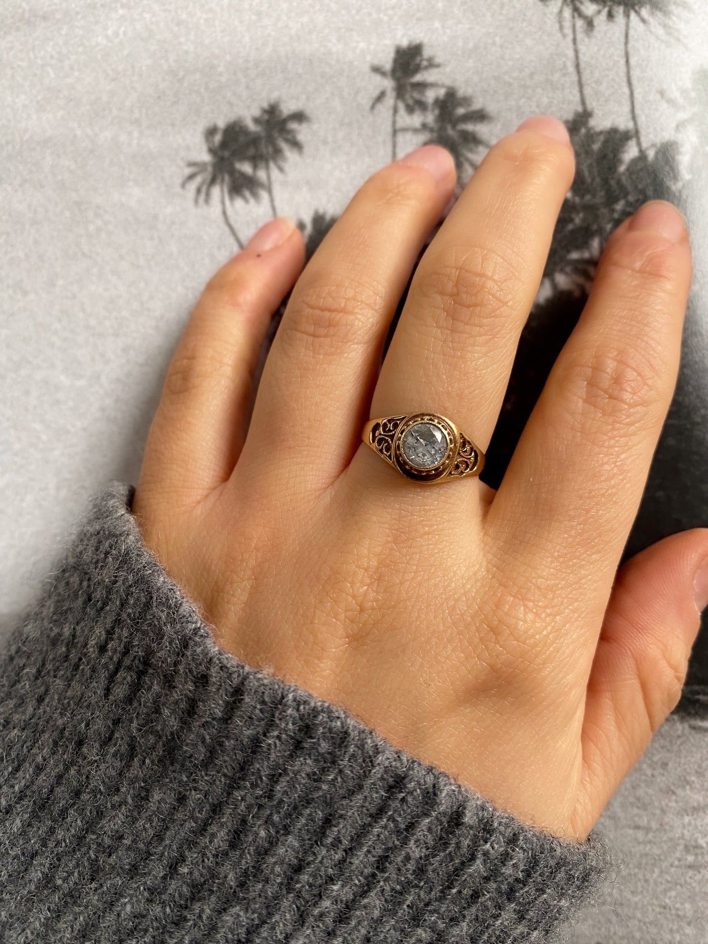 14 carat gold spinel ring with decorative sides