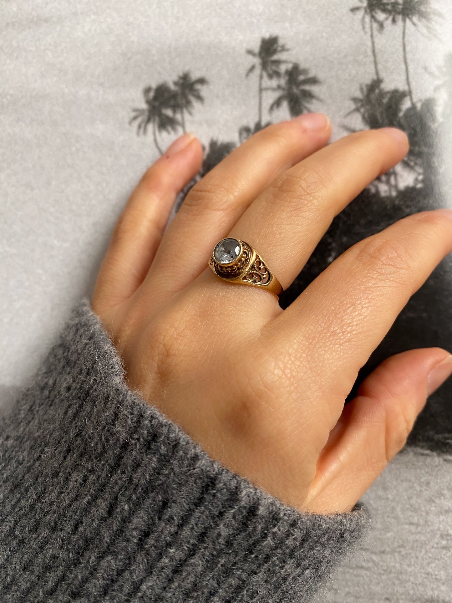 14 carat gold spinel ring with decorative sides