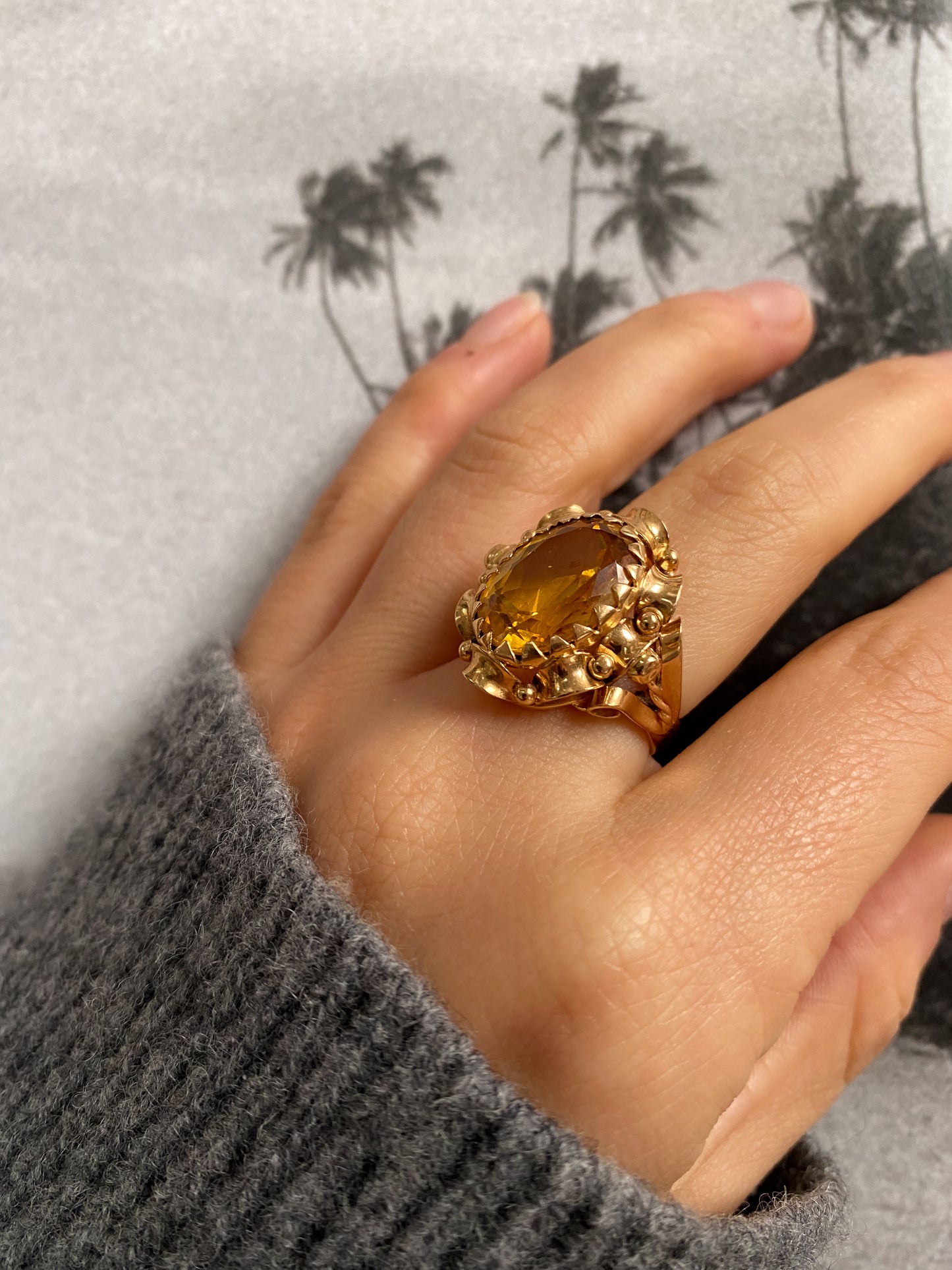 18 carat gold decorative solitaire citrine ring
