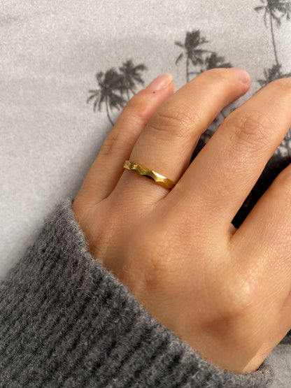 14 carat gold disco patterned band ring