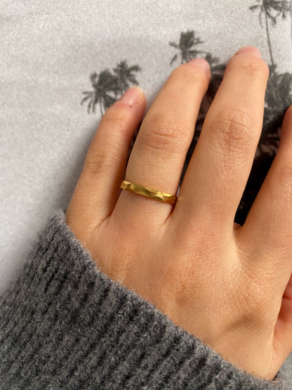14 carat gold disco patterned band ring