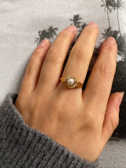 18 carat gold decorative pearl ring