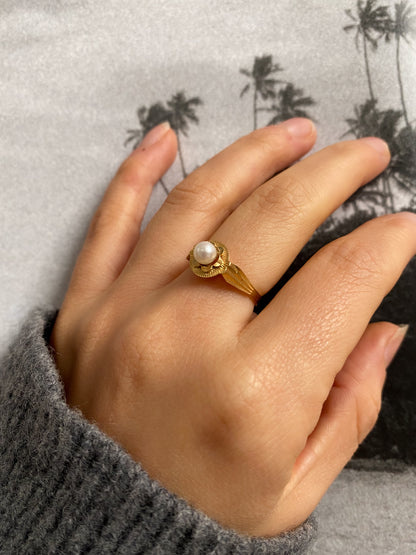 18 carat gold decorative pearl ring