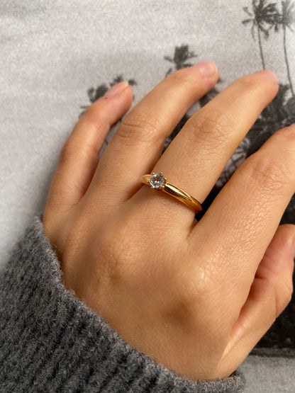 14 carat gold ring with solitaire light blue spinel