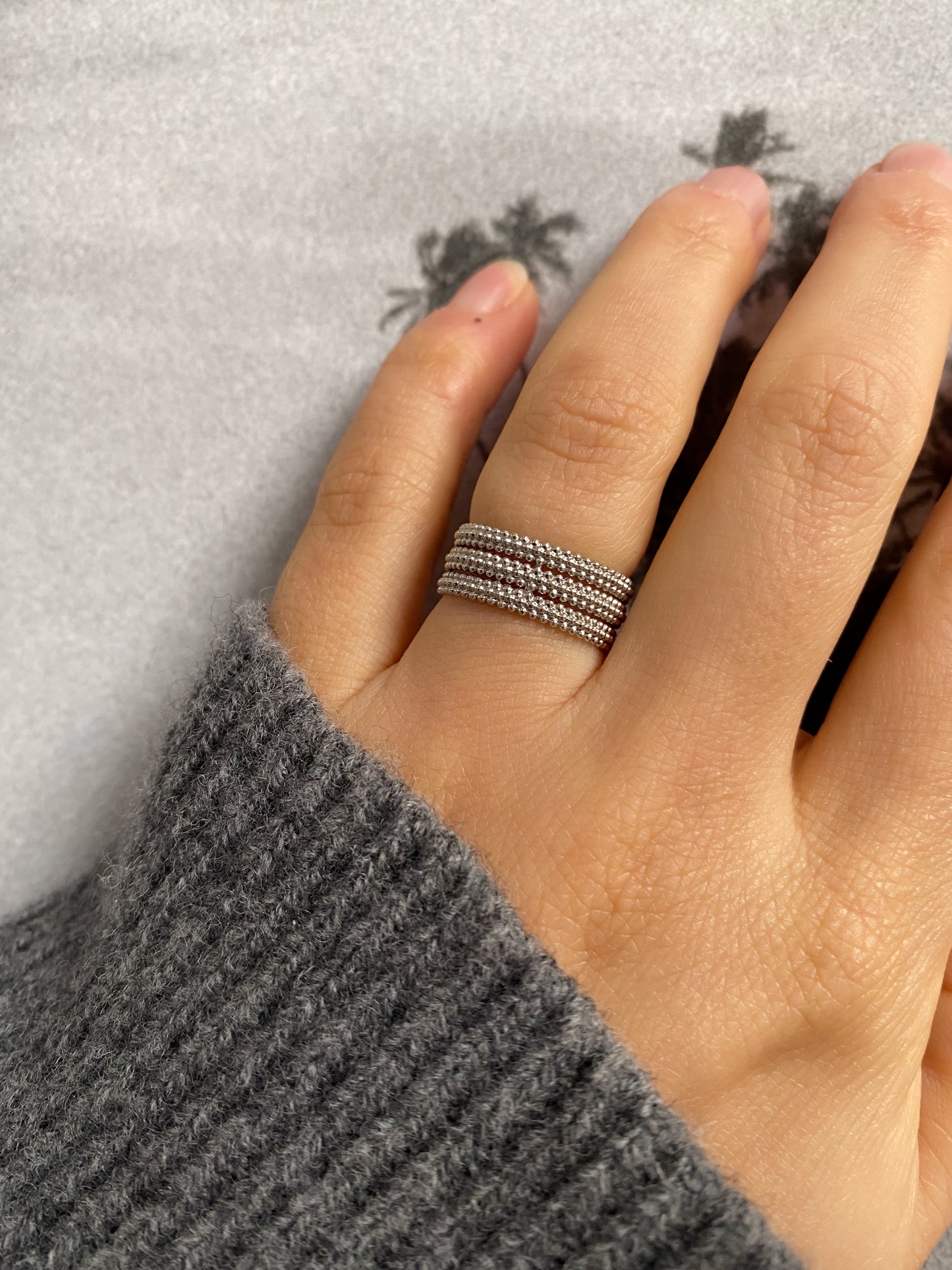 18 carat white gold decorative triple band ring