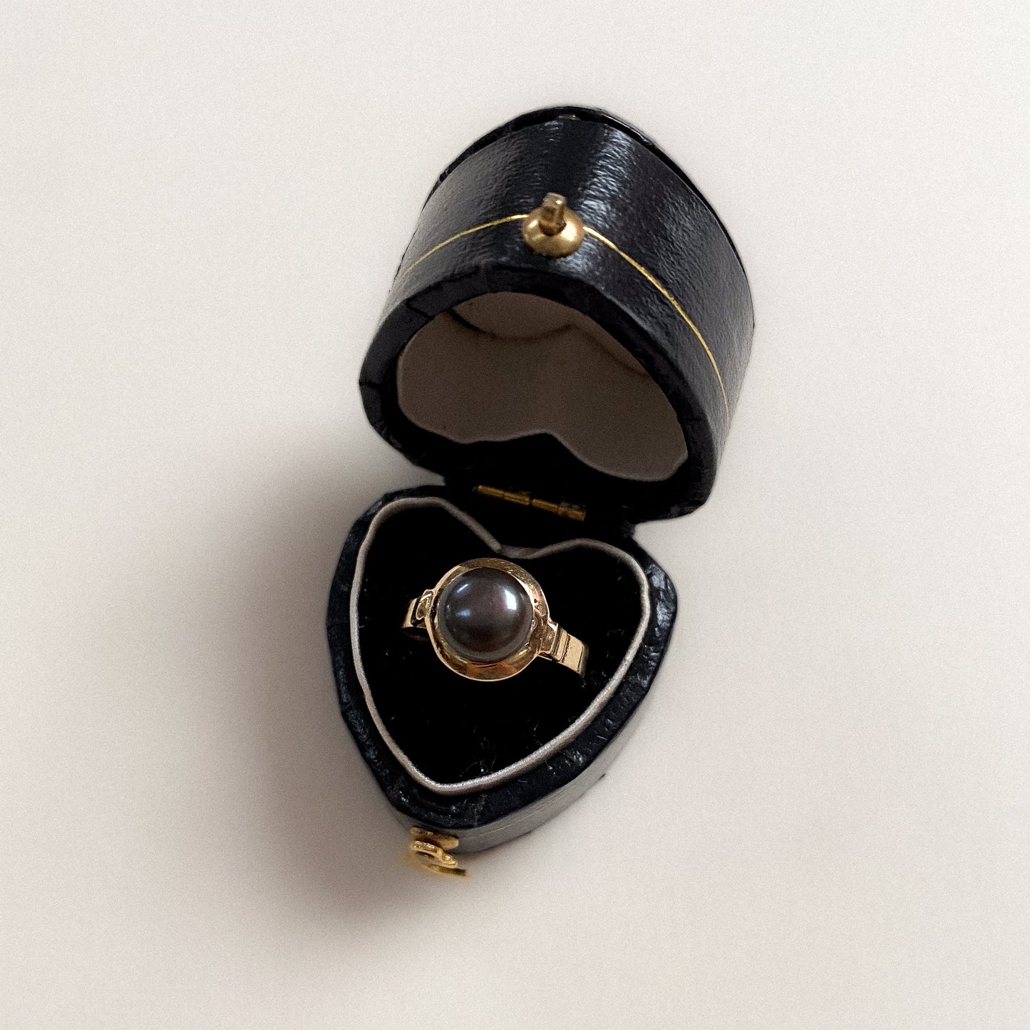 14 carat gold modern black pearl ring