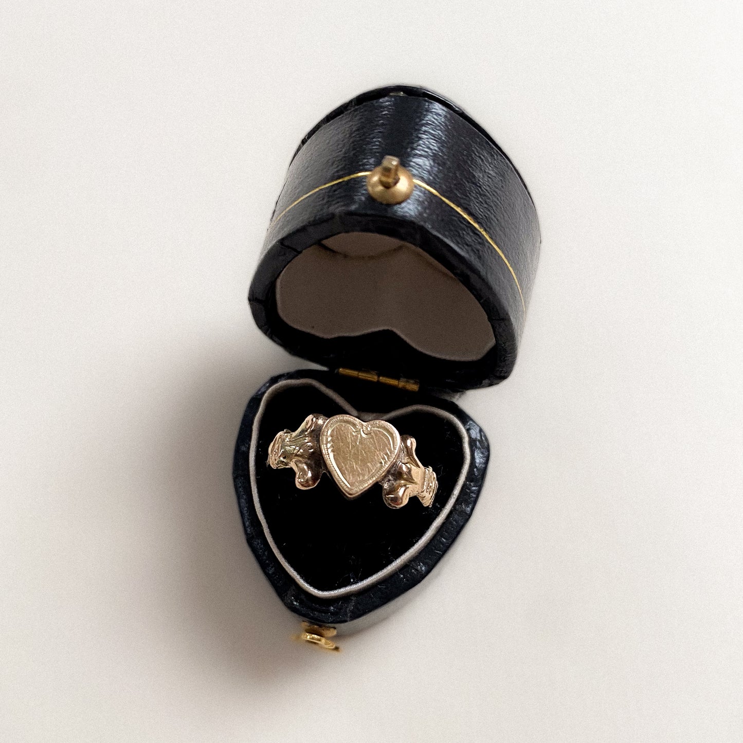 14 carat gold decorative heart signet ring
