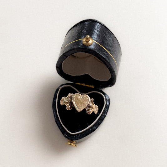 14 carat gold decorative heart signet ring