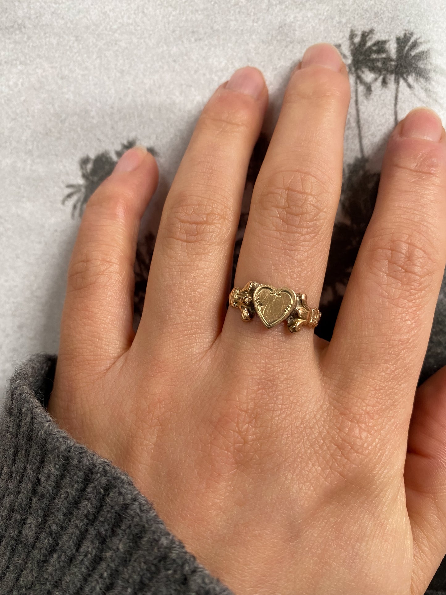 14 carat gold decorative heart signet ring