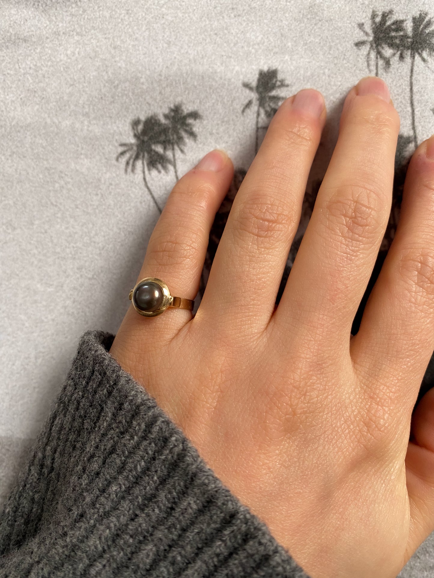 14 carat gold modern black pearl ring