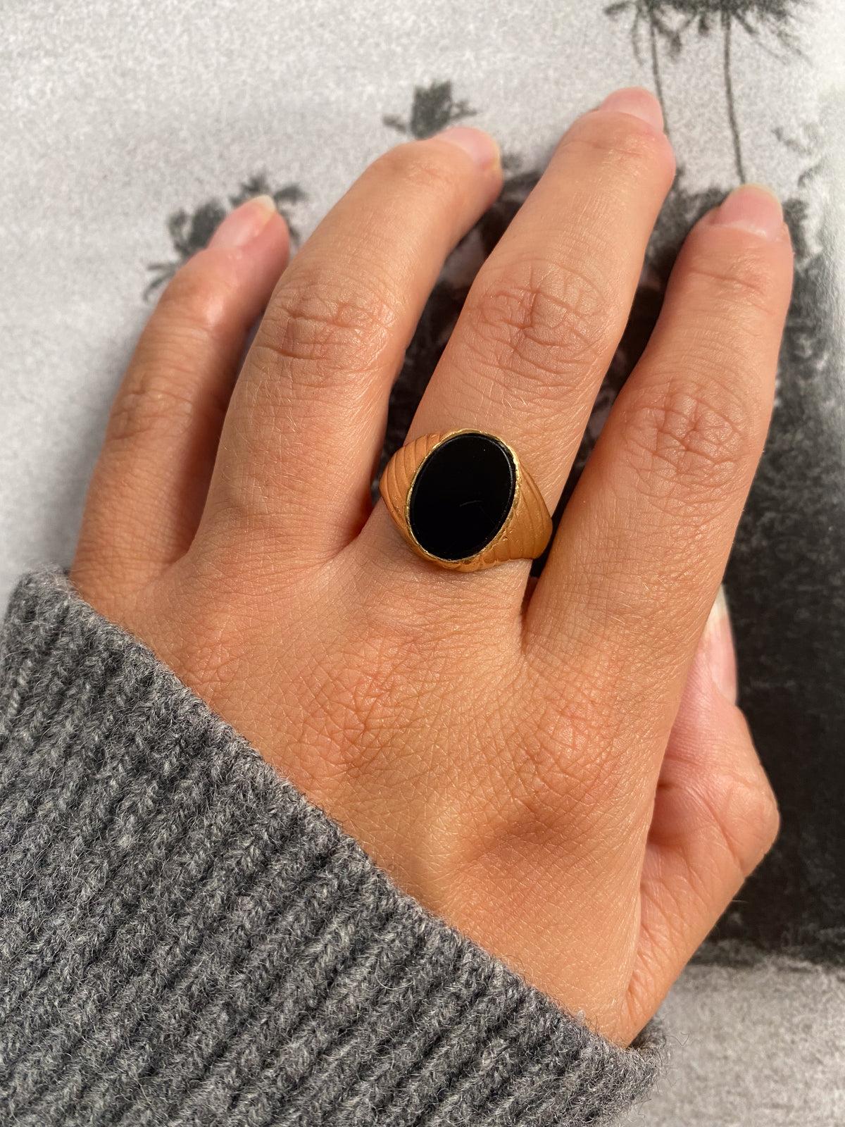 14 carat gold onyx signet ring with decorative sides