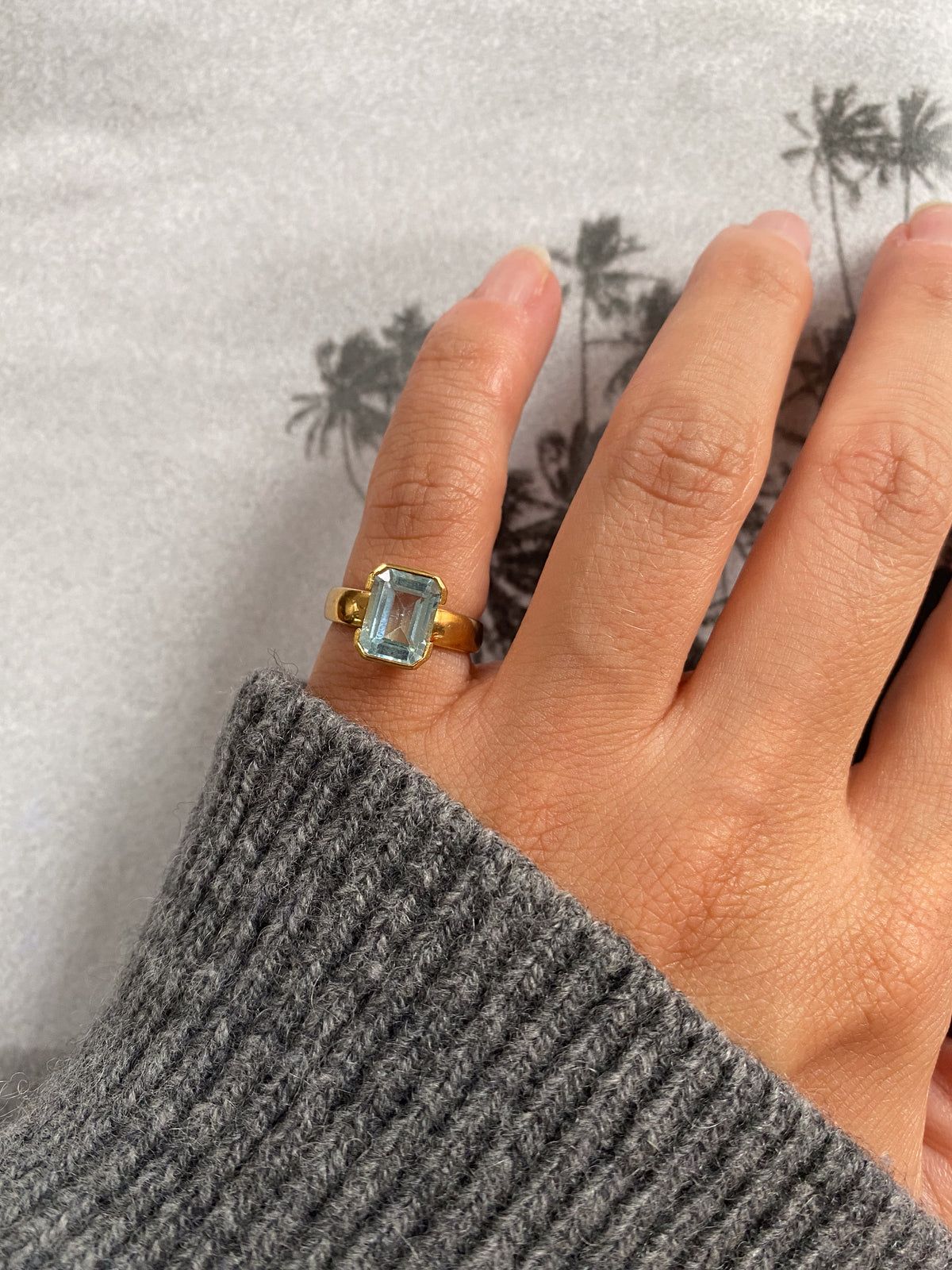 18 carat gold modern emerald cut aquamarine ring