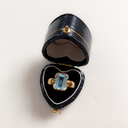 18 carat gold modern emerald cut aquamarine ring