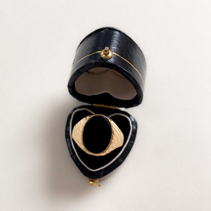 14 carat gold onyx signet ring with decorative sides