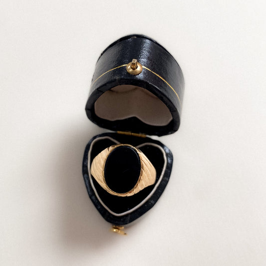 14 carat gold onyx signet ring with decorative sides