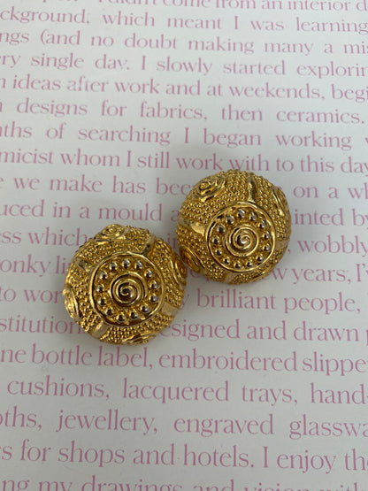 Vintage metal gold tone chunky etnic patterned clip-on earrings