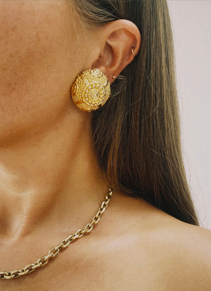 Vintage metal gold tone chunky etnic patterned clip-on earrings