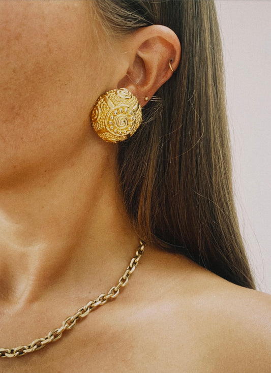 Vintage metal gold tone chunky etnic patterned clip-on earrings