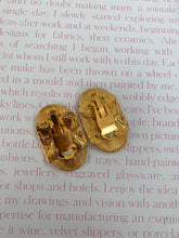 Load image into Gallery viewer, Vintage metal gold tone etnic patterned clip-on earrings
