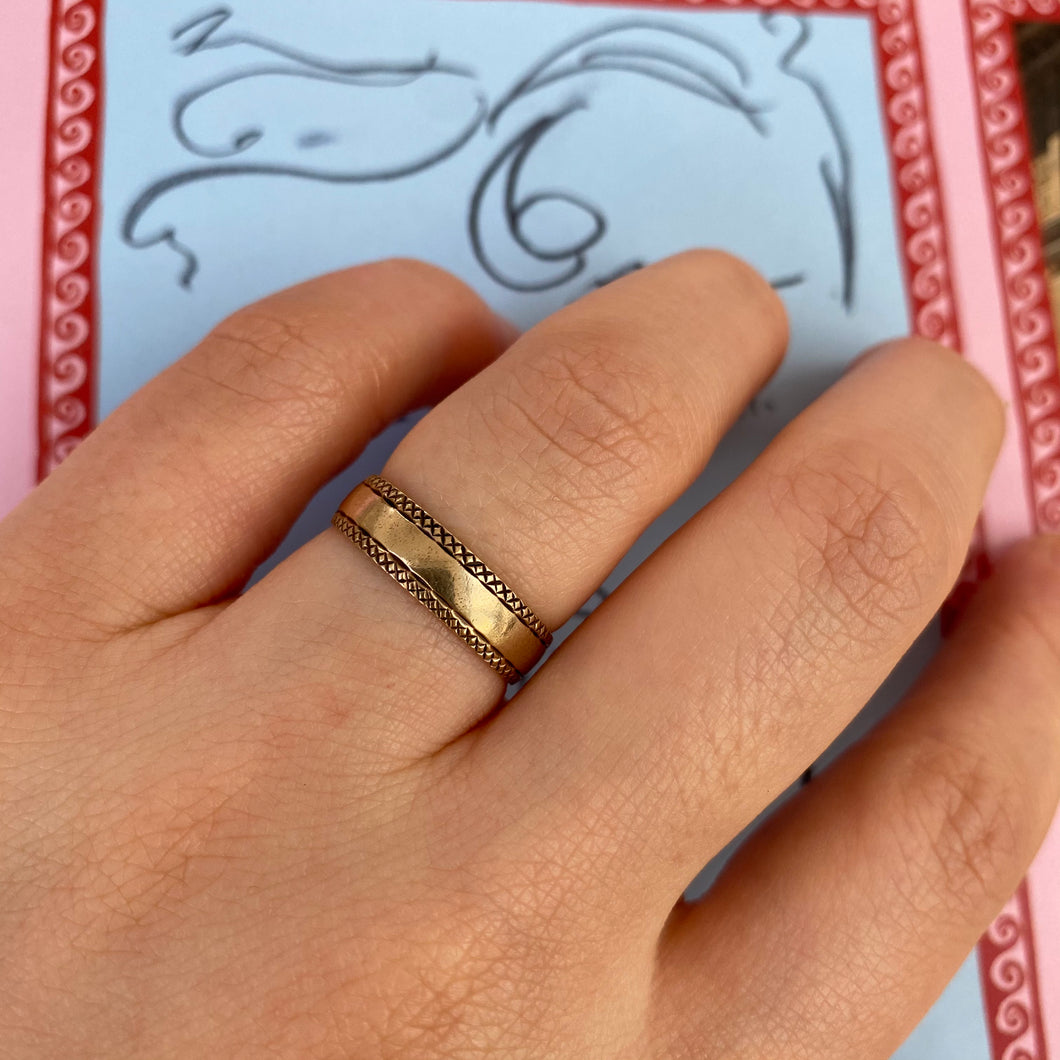 9 carat gold decorative band ring