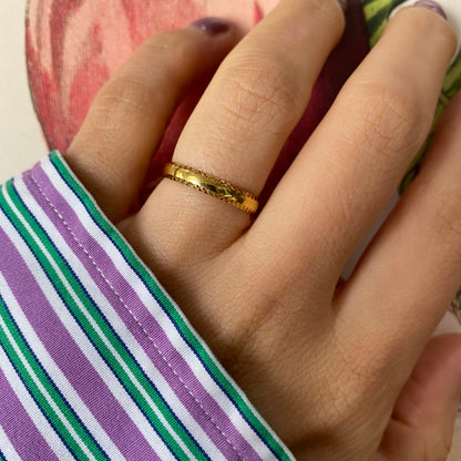 18 carat gold band ring with disco sides