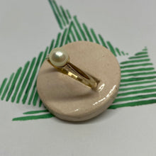 Load image into Gallery viewer, 8 carat gold single pearl ring
