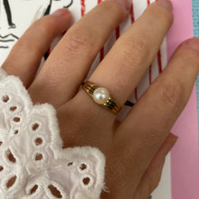 Load image into Gallery viewer, 8 carat gold single pearl ring
