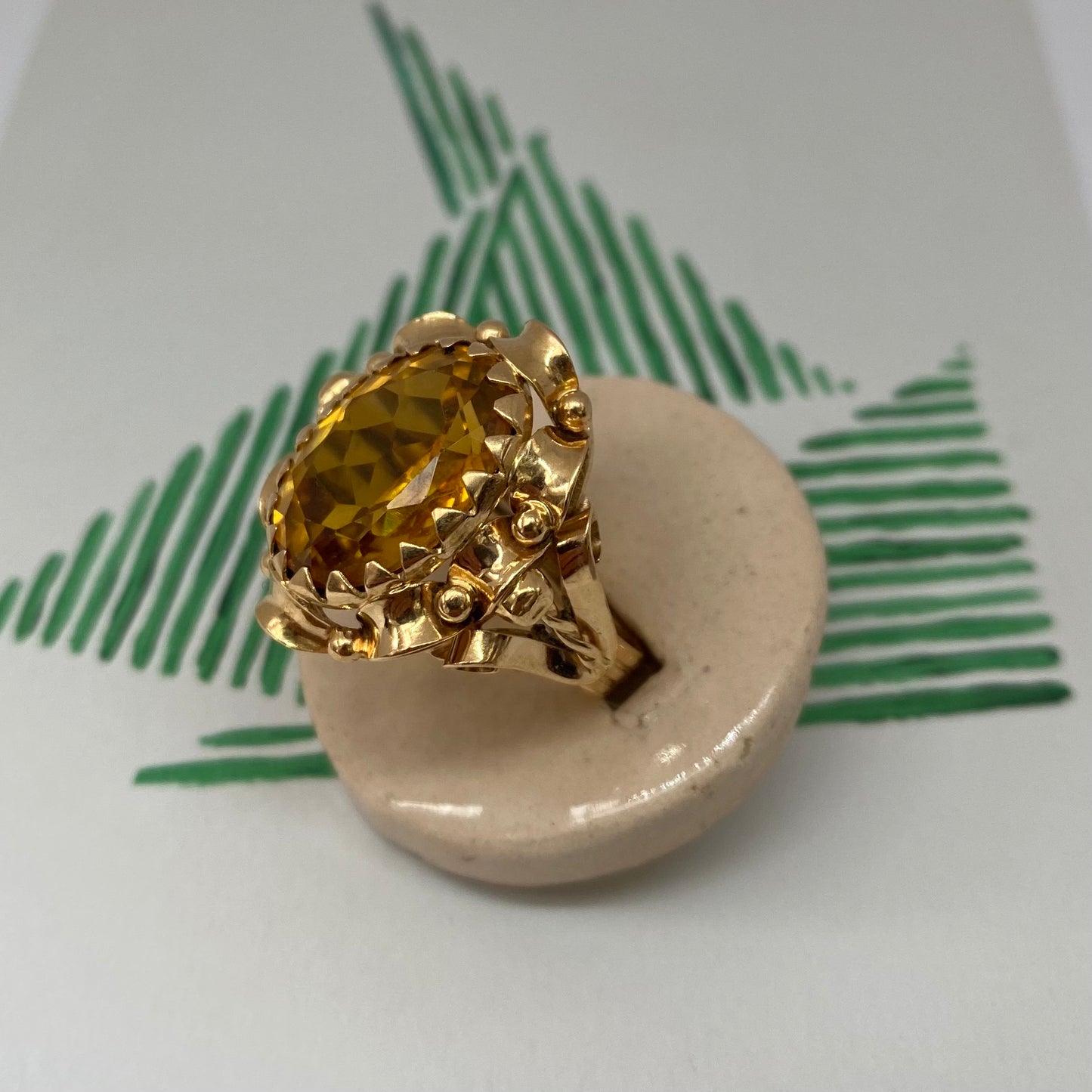 18 carat gold decorative solitaire citrine ring