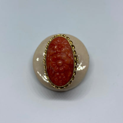 18 carat gold decorative flower coral ring