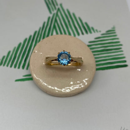 9 carat single topaz ring