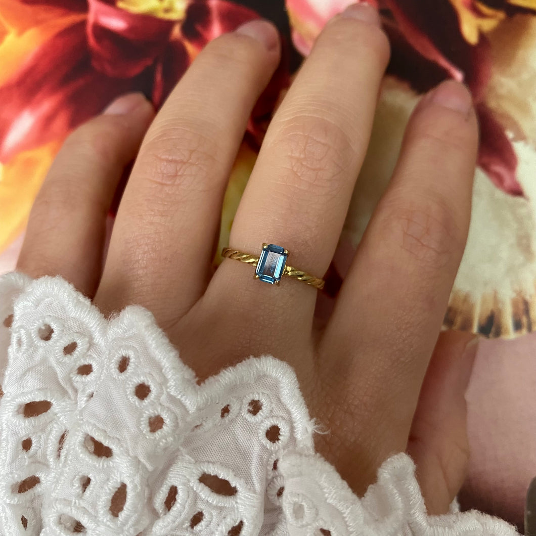 18 carat gold solitaire rectangle aquamarine ring with twisted band
